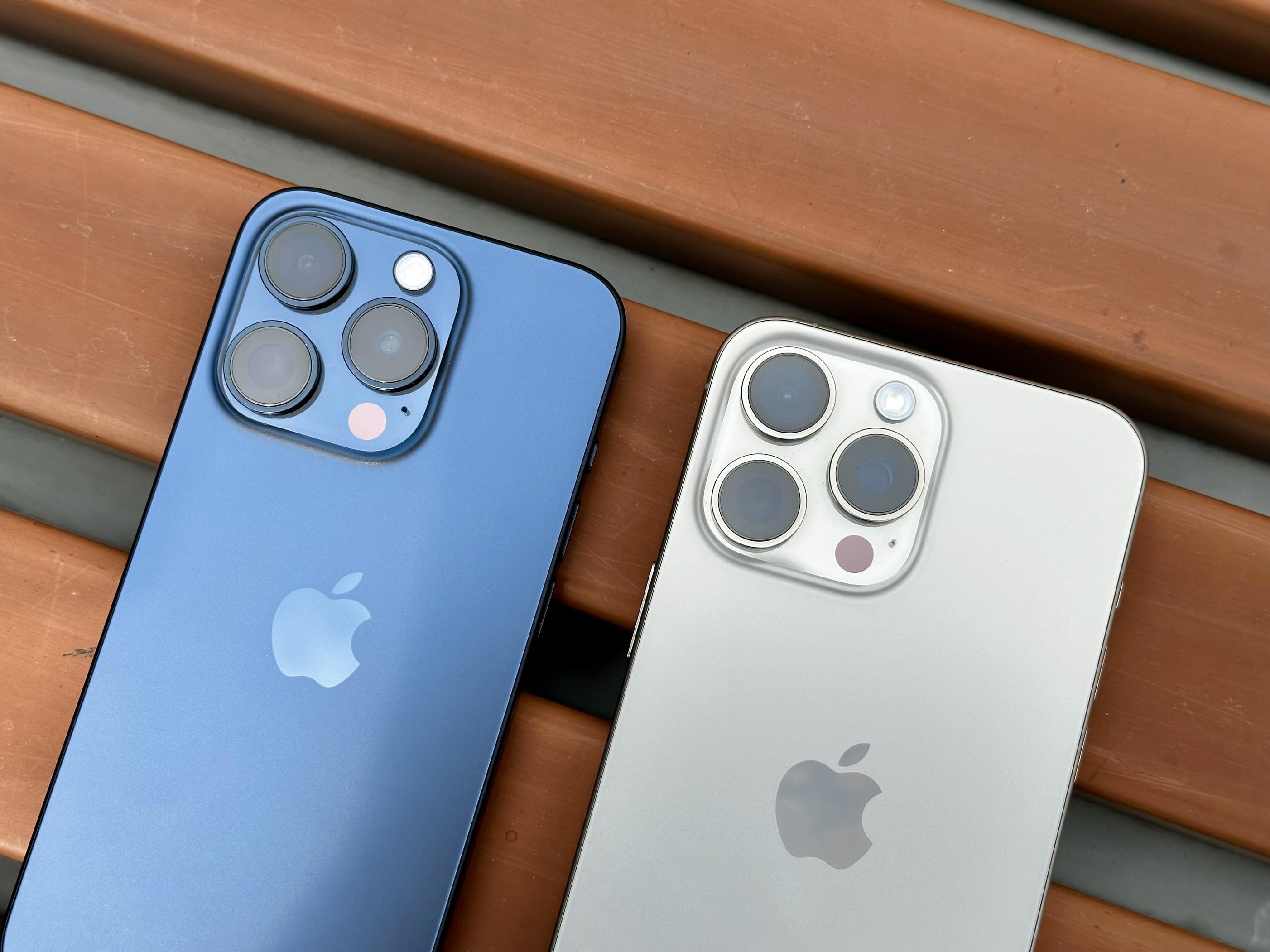 iPhone 15 Pro的钛蓝色必须在阳光下才能露出来真面目。